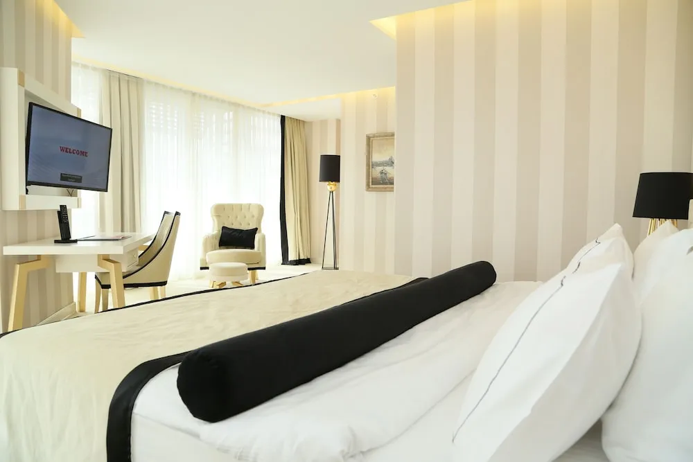 Family Süit (1 Double Bed, 2 Twin Beds)