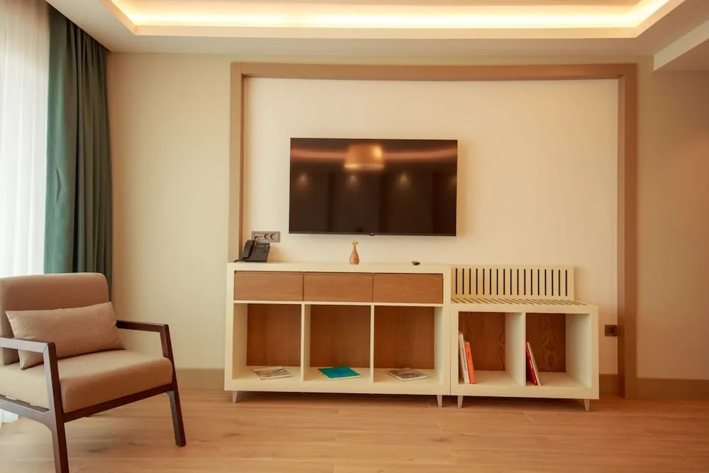 Luxury Çatı Katı Süiti (Penthouse), Havuz Manzaralı