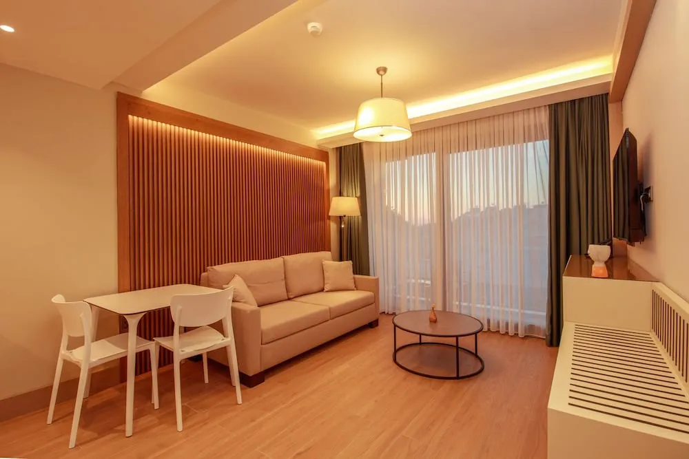 Luxury Çatı Katı Süiti (Penthouse), Havuz Manzaralı