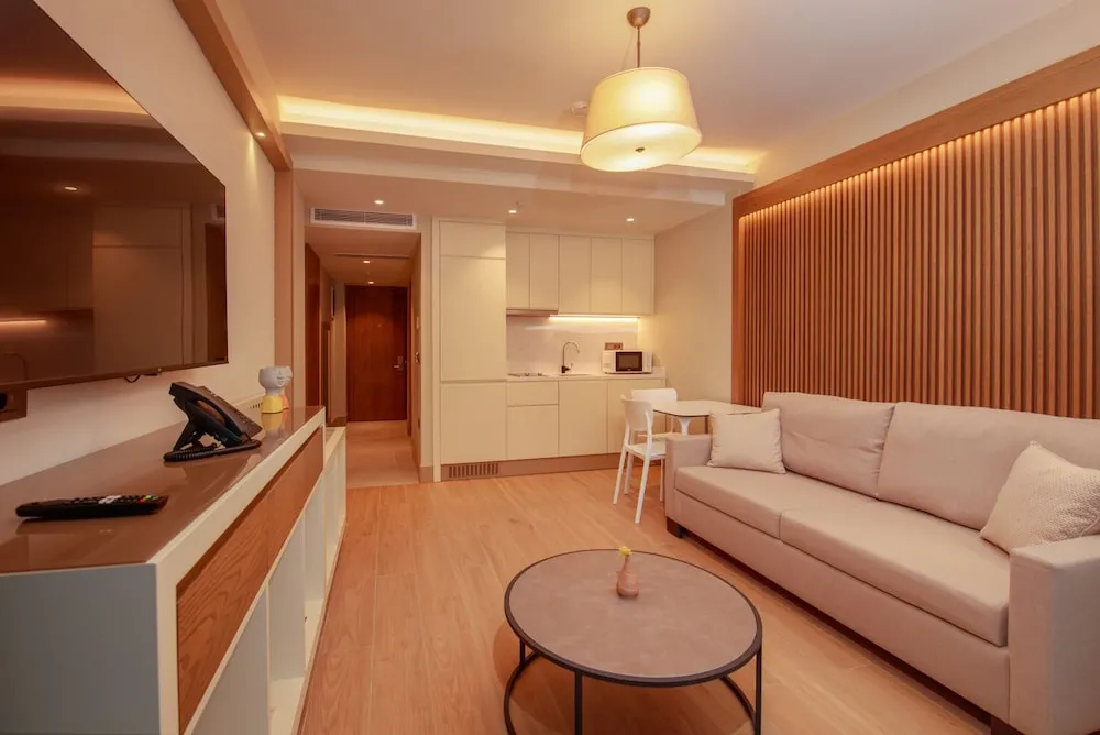 Luxury Çatı Katı Süiti (Penthouse), Havuz Manzaralı