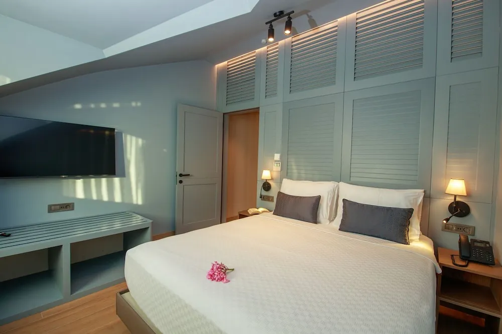 Luxury Çatı Katı Süiti (Penthouse), Havuz Manzaralı
