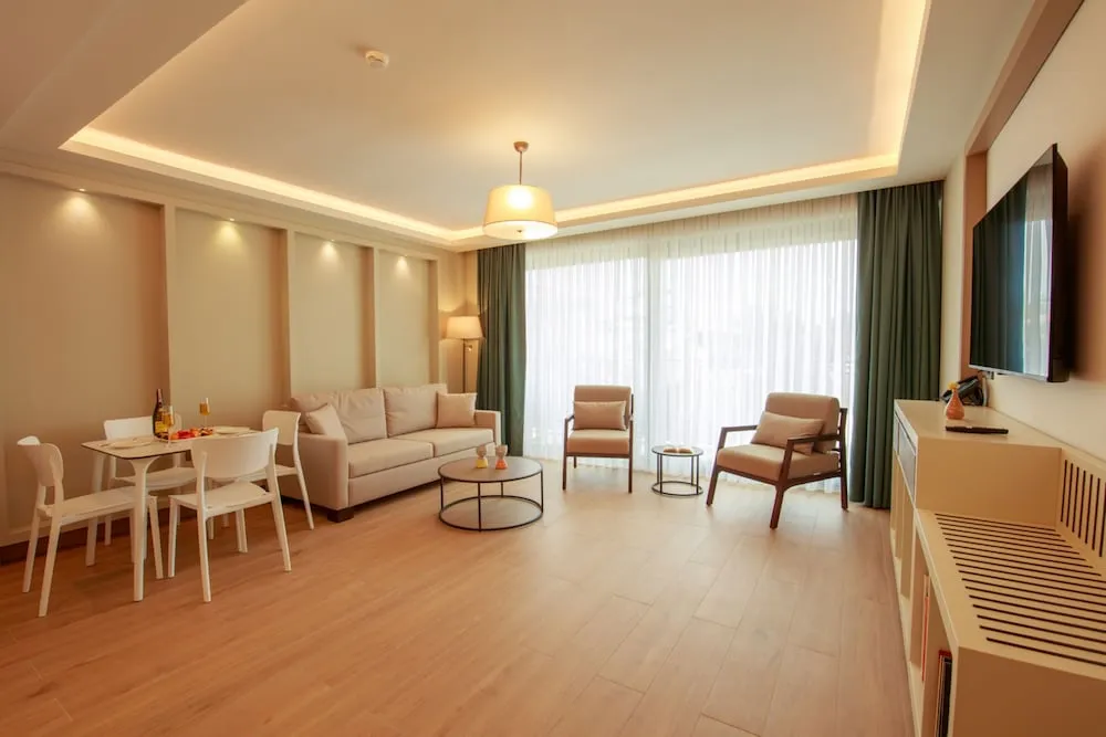 Superior Çatı Katı Süiti (Penthouse), Havuz Manzaralı