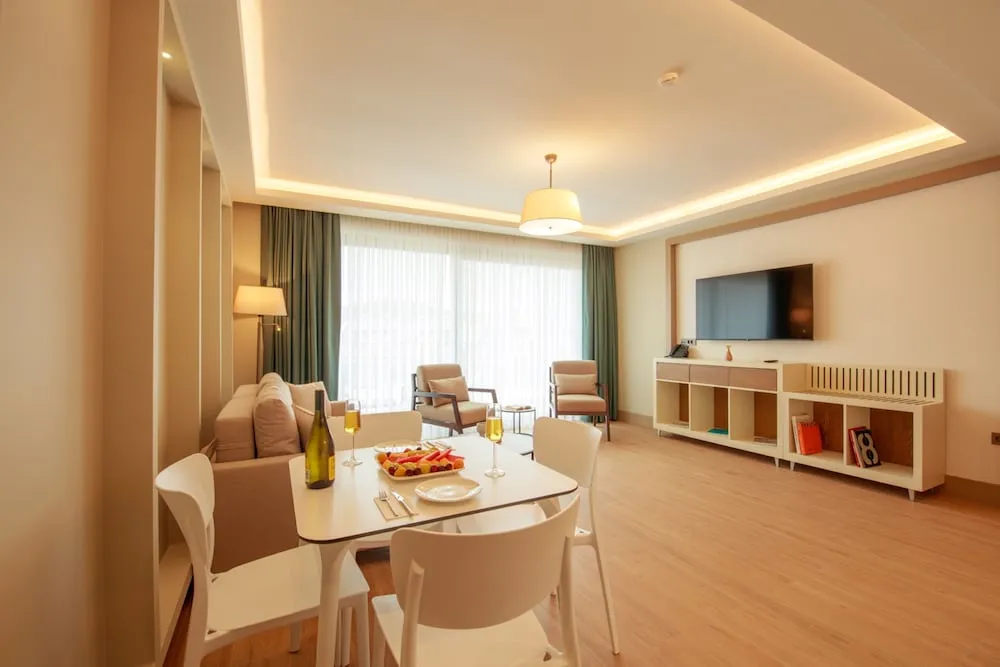 Superior Çatı Katı Süiti (Penthouse), Havuz Manzaralı