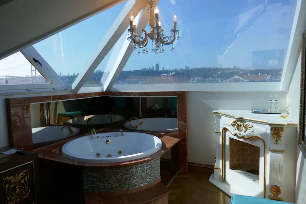 LUX KING - Honeymoon Room