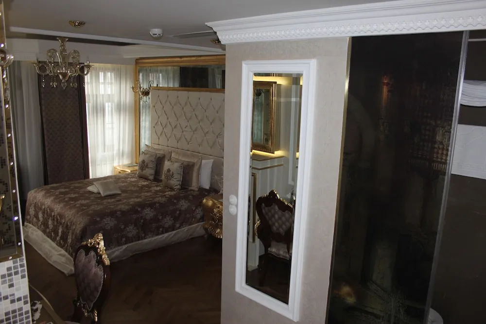 Deluxe Room - Partial Sea View