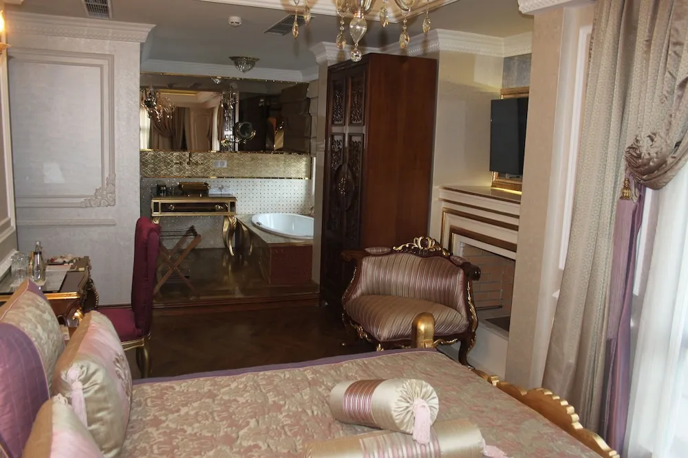 Deluxe Room - Partial Sea View