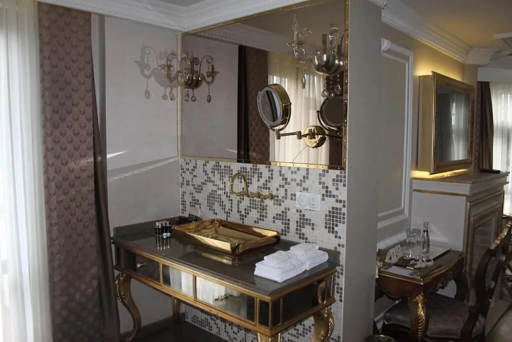 Deluxe Room - Partial Sea View