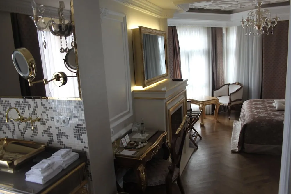 Deluxe Room - Partial Sea View