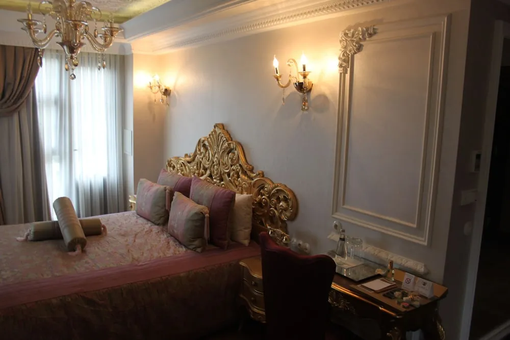 Deluxe Room - Partial Sea View