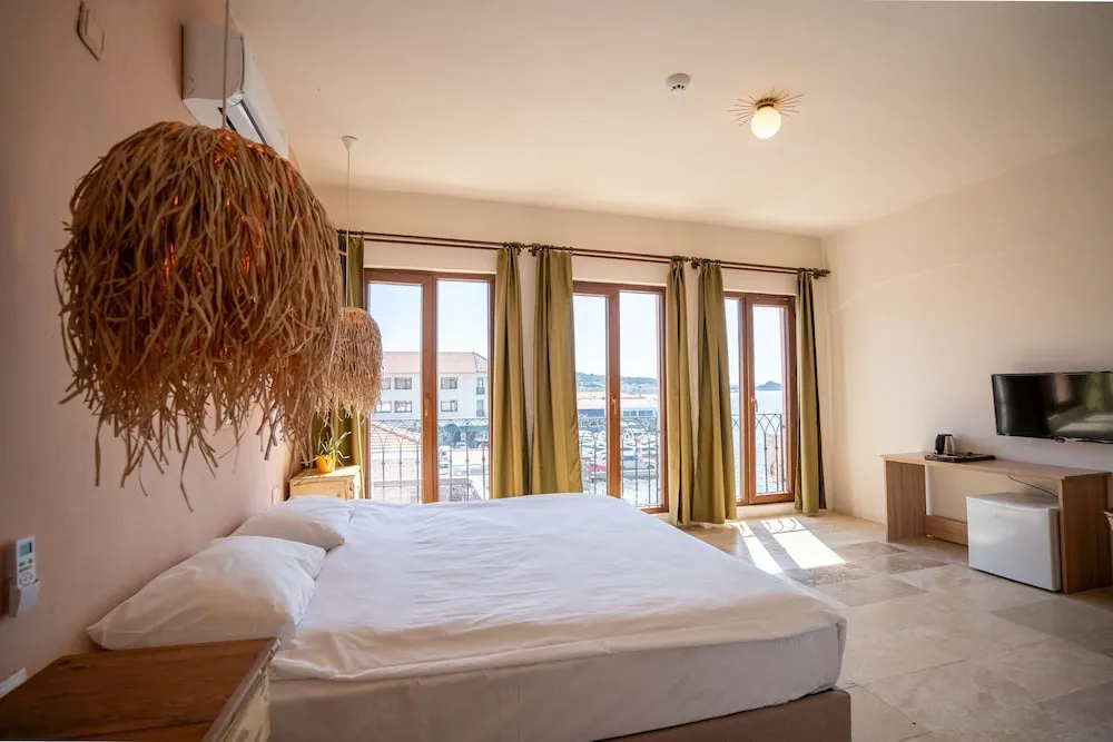 Deluxe Tek Büyük Yataklı Oda, Kısmi Deniz Manzaralı