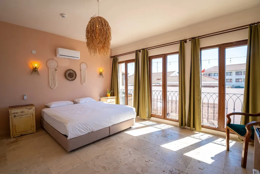 Deluxe Tek Büyük Yataklı Oda, Kısmi Deniz Manzaralı