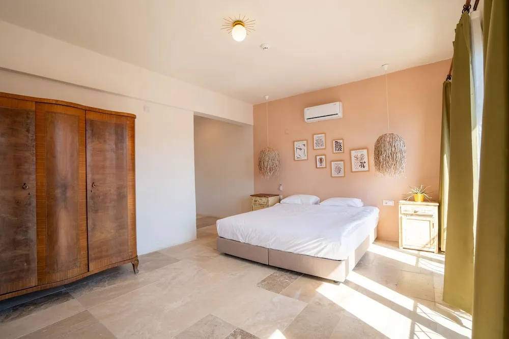 Deluxe Tek Büyük Yataklı Oda, Kısmi Deniz Manzaralı