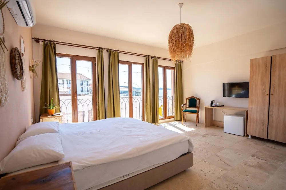 Deluxe Tek Büyük Yataklı Oda, Kısmi Deniz Manzaralı