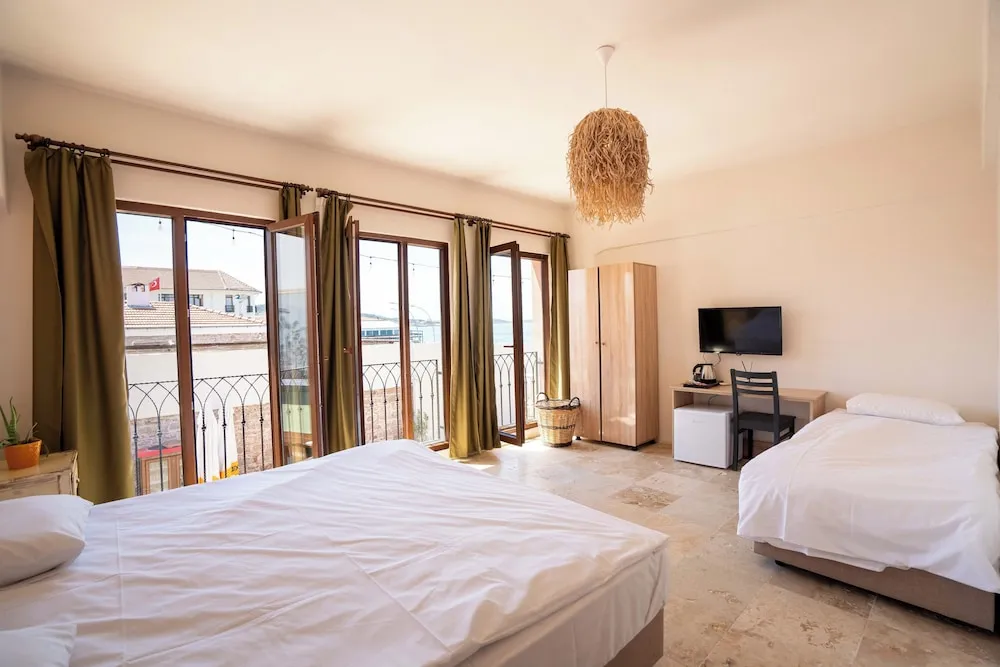 Deluxe Üç Kişilik Oda, Kısmi Deniz Manzaralı