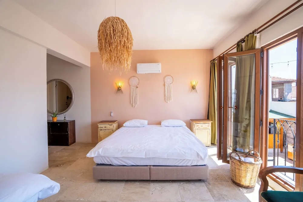 Deluxe Üç Kişilik Oda, Kısmi Deniz Manzaralı