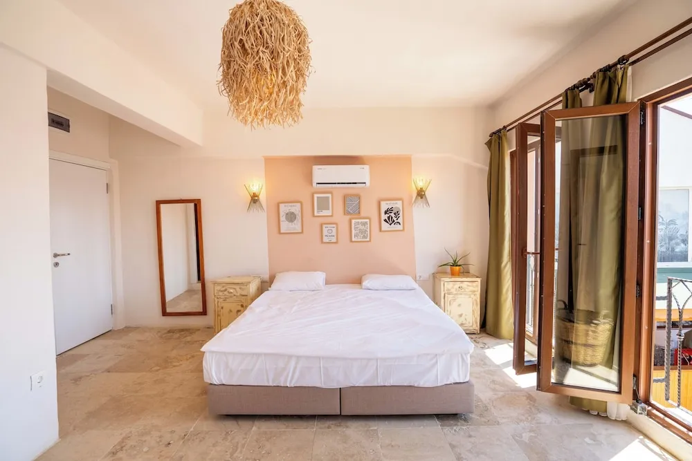 Deluxe Üç Kişilik Oda, Kısmi Deniz Manzaralı