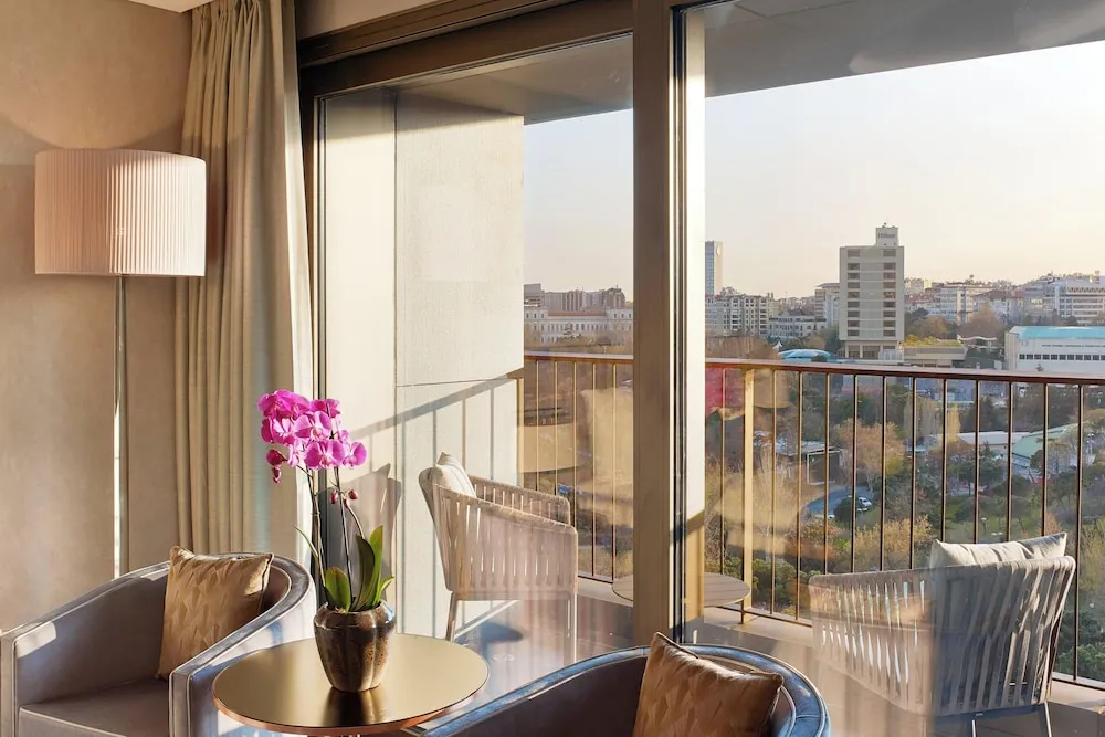 Grand Oda, 1 En Büyük (King) Boy Yatak, Sigara İçilmez, Park Manzaralı (Balcony)