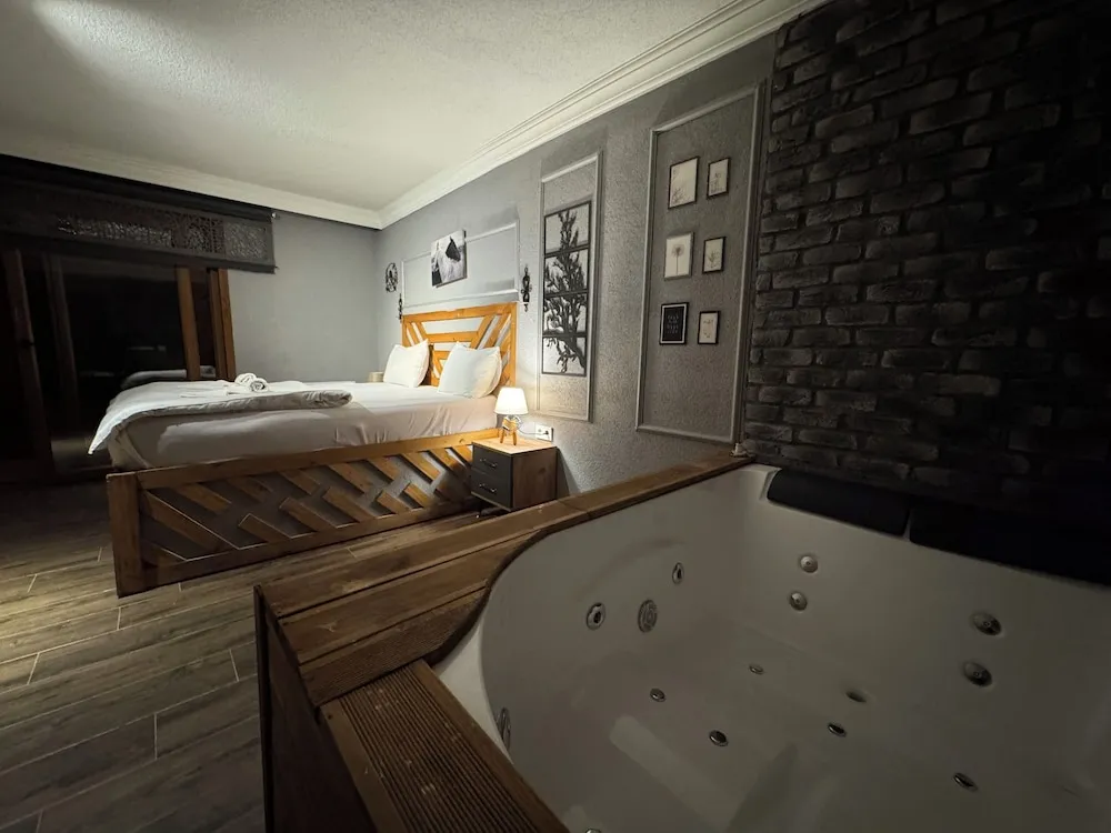 107 - Deluxe Jakuzili Somineli Bahce Manzarali