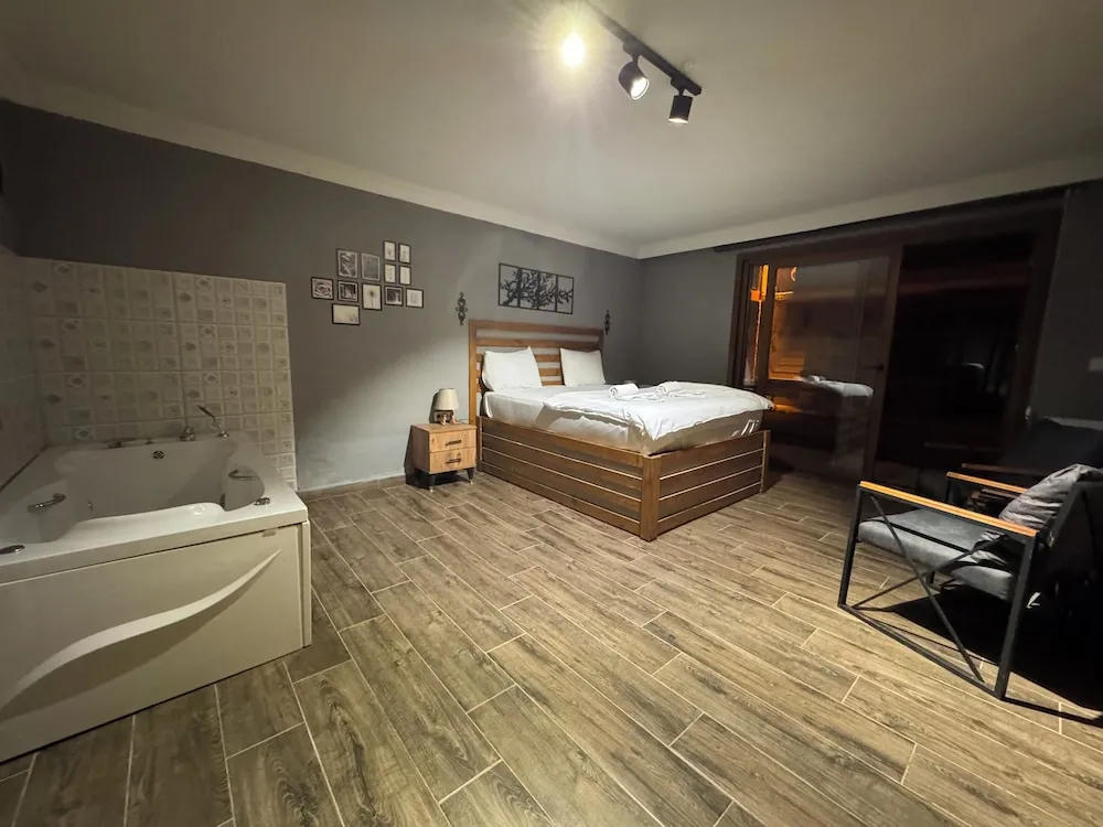 103 - Deluxe Jakuzili Somineli Bahce Manzarali