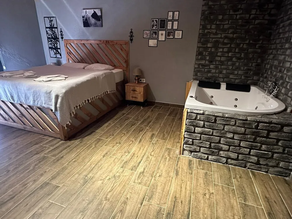 202 - Deluxe Jakuzili Somineli Nehir ve Dag Manzarali