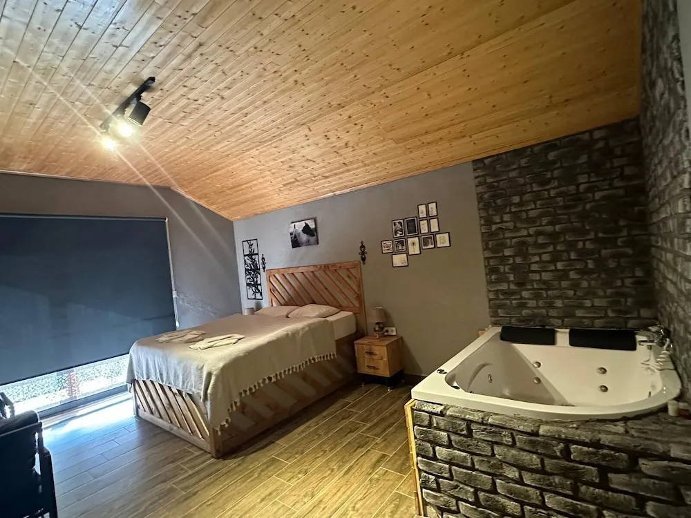 202 - Deluxe Jakuzili Somineli Nehir ve Dag Manzarali