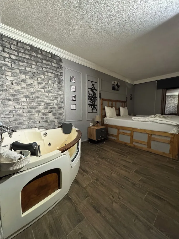 102 - Deluxe Jakuzili Somineli Bahce Manzarali