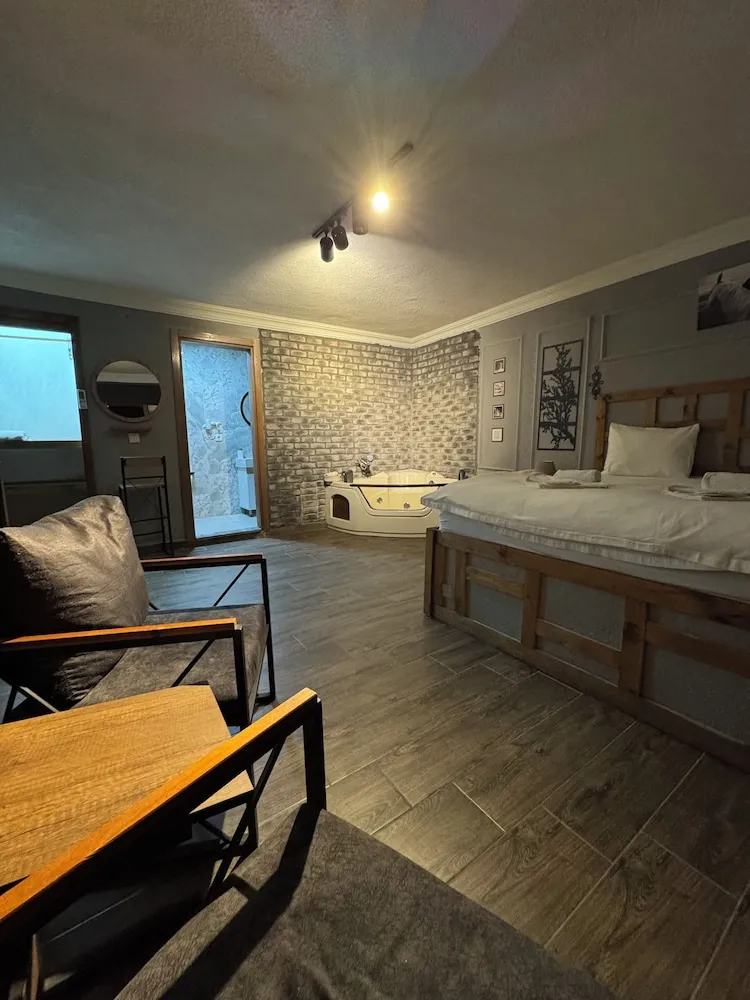 102 - Deluxe Jakuzili Somineli Bahce Manzarali