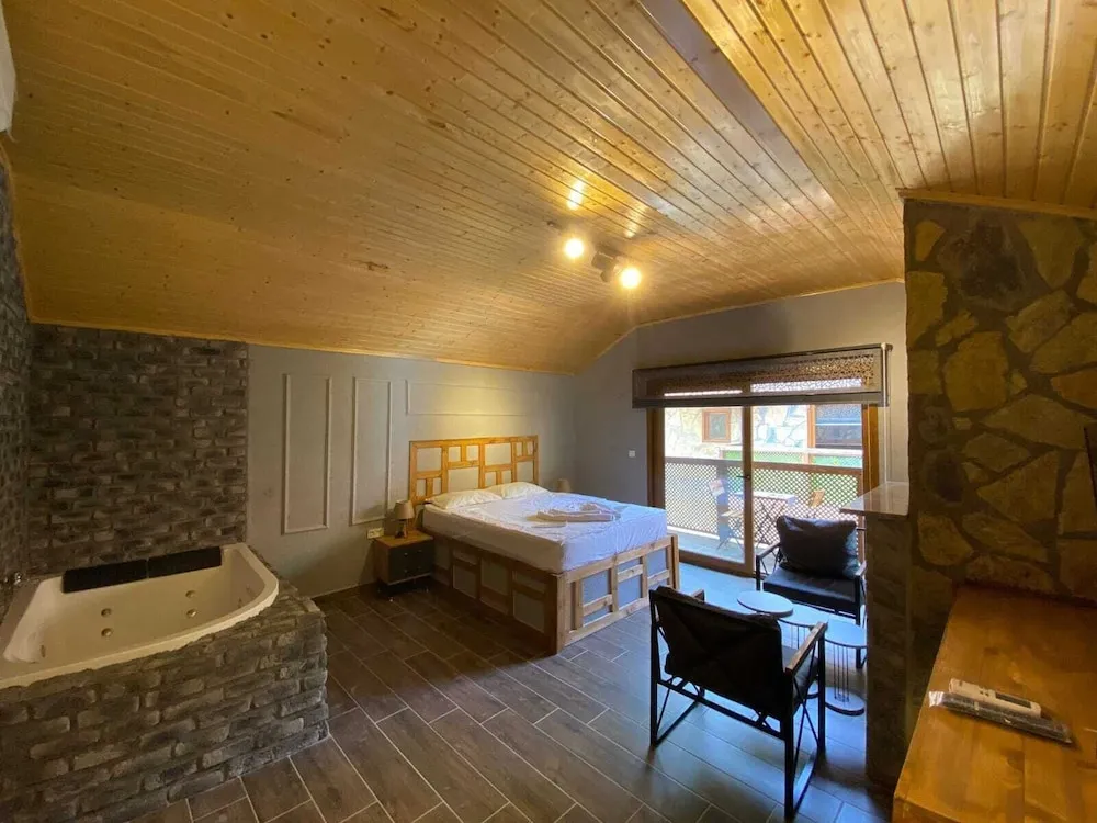 207 - Deluxe Jakuzili Somineli Nehir ve Dag Manzarali