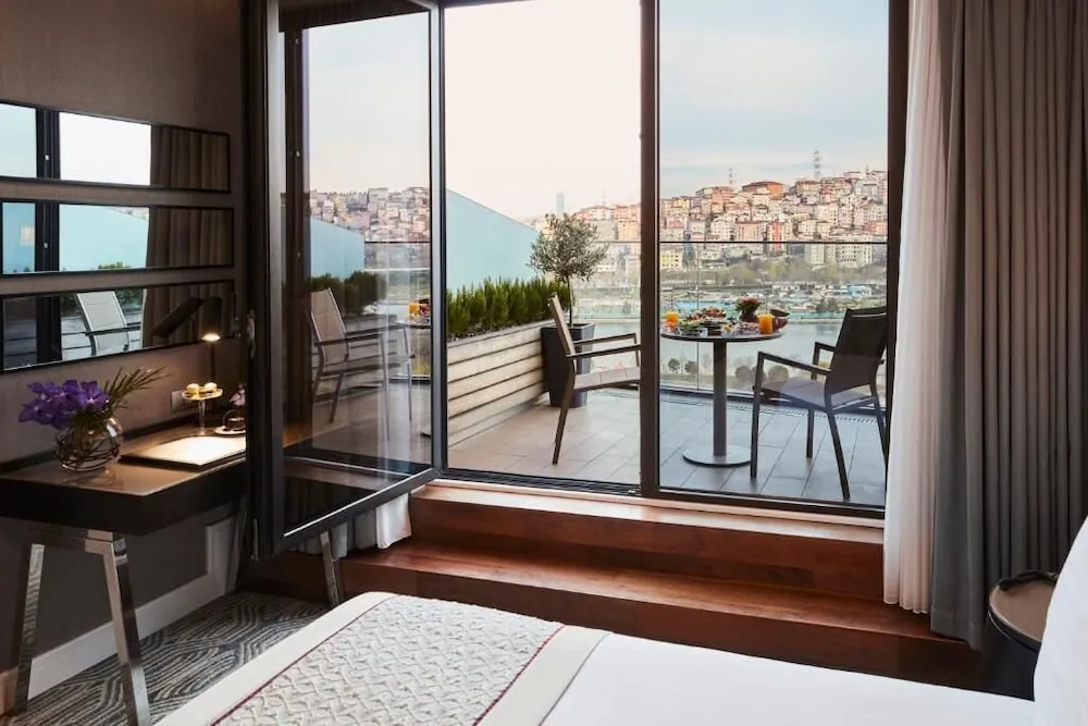 Premium Oda, 1 Büyük (Queen) Boy Yatak, Deniz Manzaralı