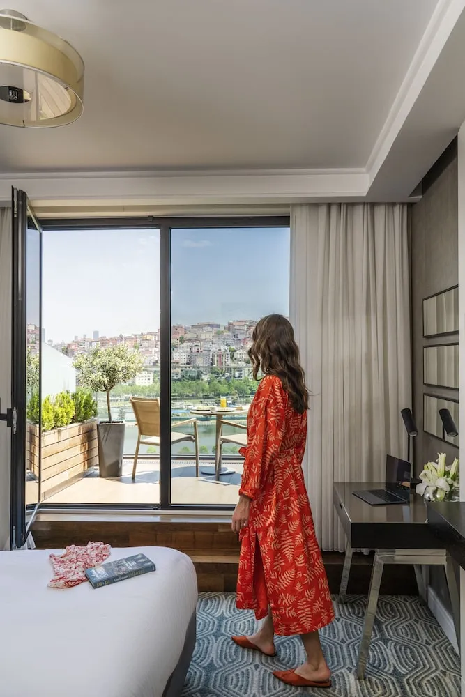 Premium Oda, 1 Büyük (Queen) Boy Yatak, Deniz Manzaralı