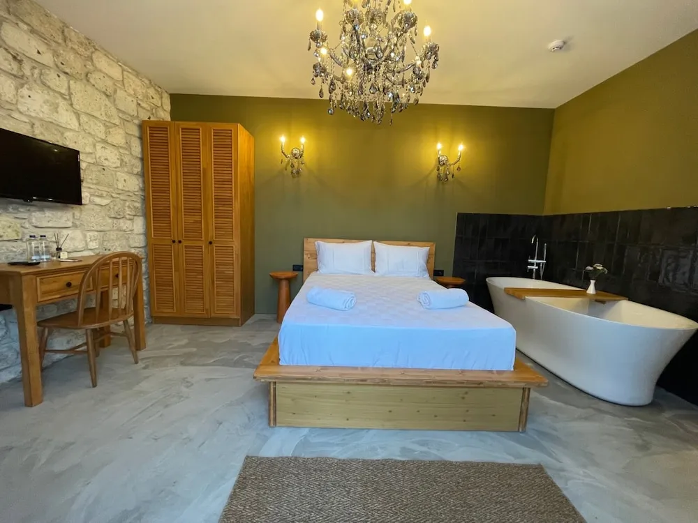 Isıtmalı Havuz Manzaralı ve Küvetli Exclusive Oda