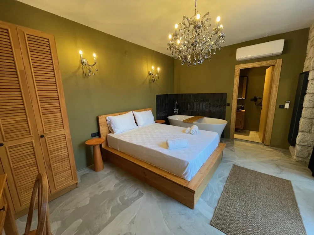 Isıtmalı Havuz Manzaralı ve Küvetli Exclusive Oda