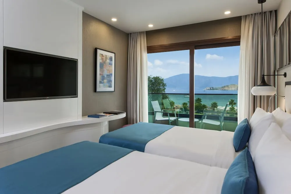 Superior Room with  Queen Size Bed, Sea View