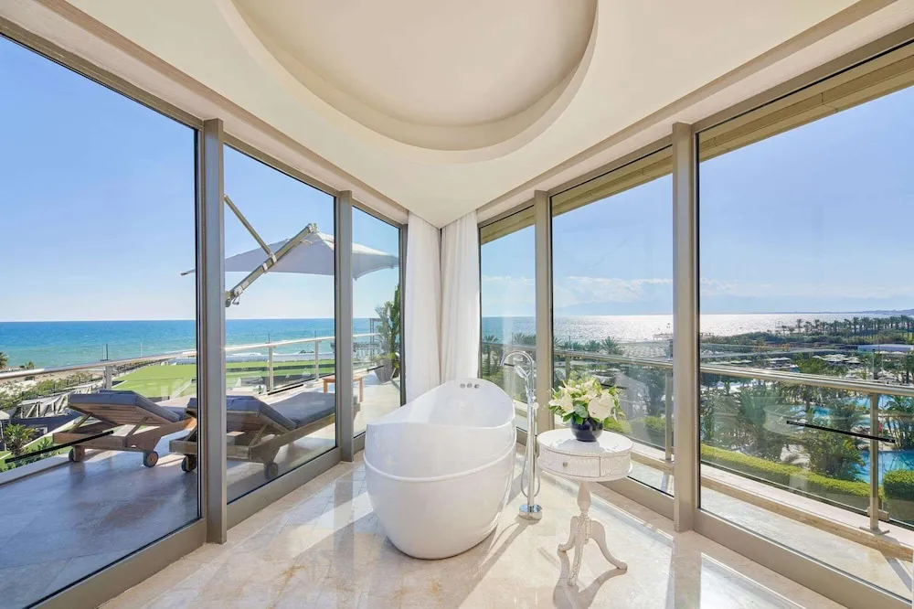 Royal Deluxe Suite