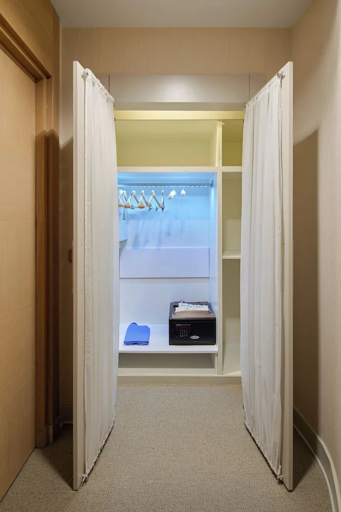 Family Suite Roof Land