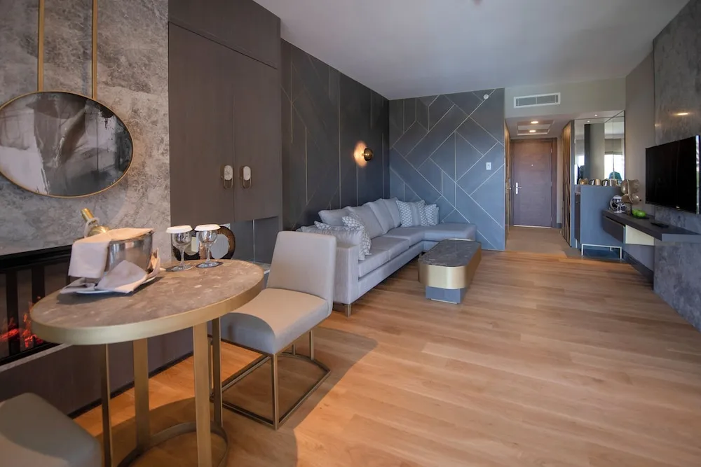 Luxury Oda