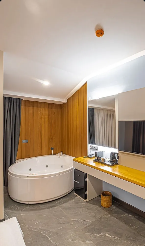 Premium Stüdyo Süit, Havuz Manzaralı