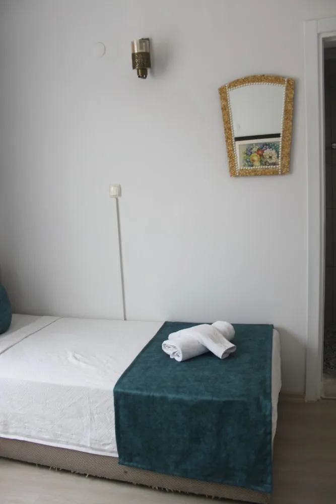 Economy Room, Land View