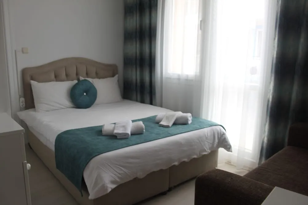 Economy Room, Land View