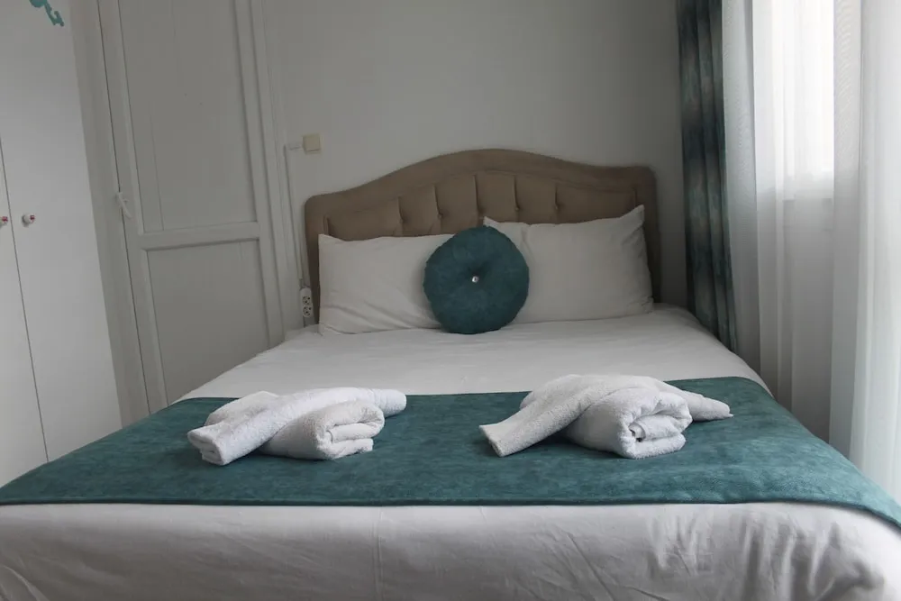 Economy Room, Land View