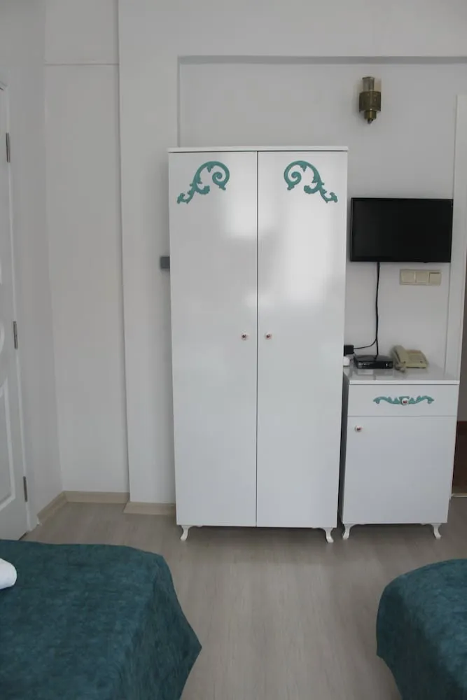 Economy Room, Land View