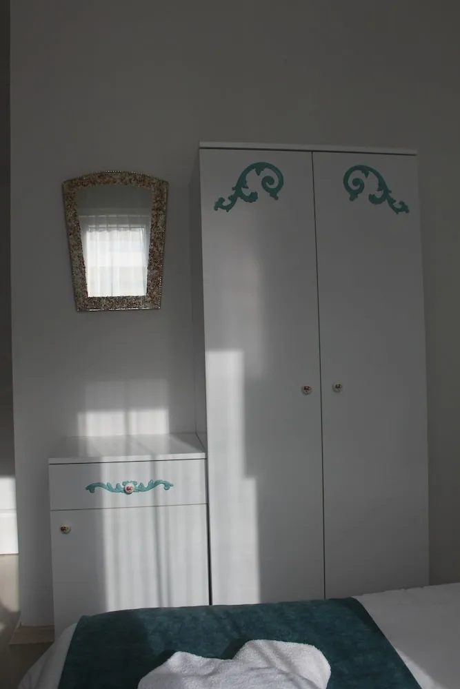 Economy Room, Land View