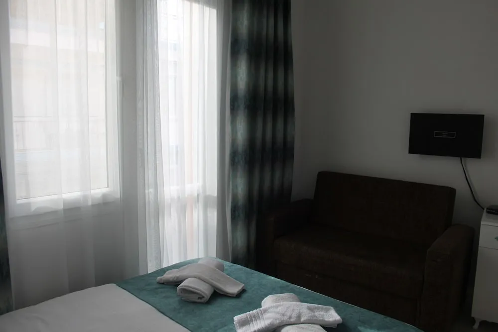 Economy Room, Land View