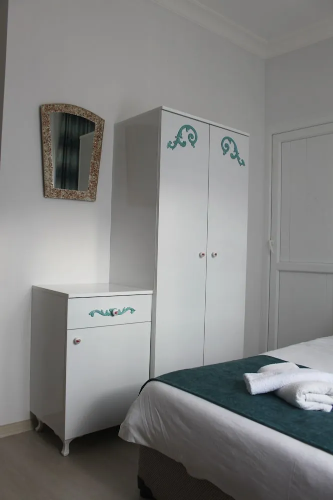 Economy Room, Land View