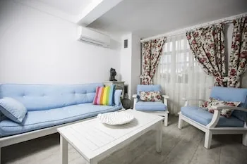 The White Otel