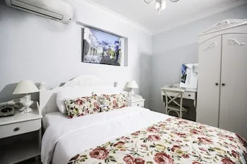 The White Otel
