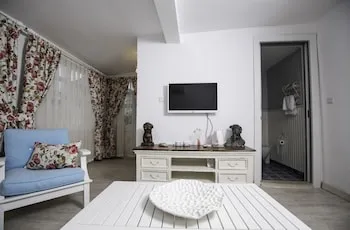 The White Otel