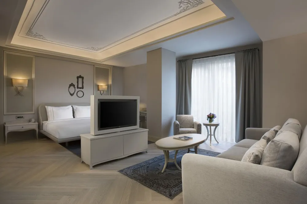 Royal Oda (Family Floor)