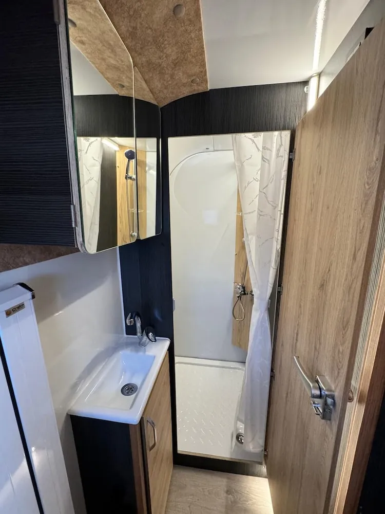 Family Karavan, Dağ Manzaralı