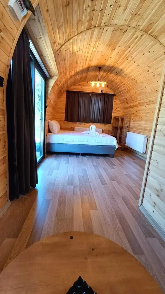 Ahsap Ev Dag Manzarali